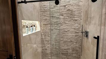 Ducha, secador de pelo, toallas, jabón