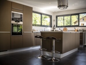 Fridge, microwave, oven, dishwasher - Venez Chez Vous Villa Nature (Alex)
