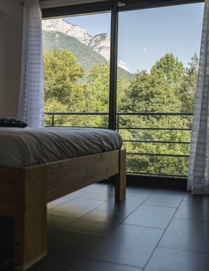 5 bedrooms, iron/ironing board, free WiFi, bed sheets