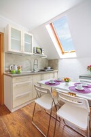 Suíte conforto, sacada | Wi-Fi de cortesia, roupa de cama