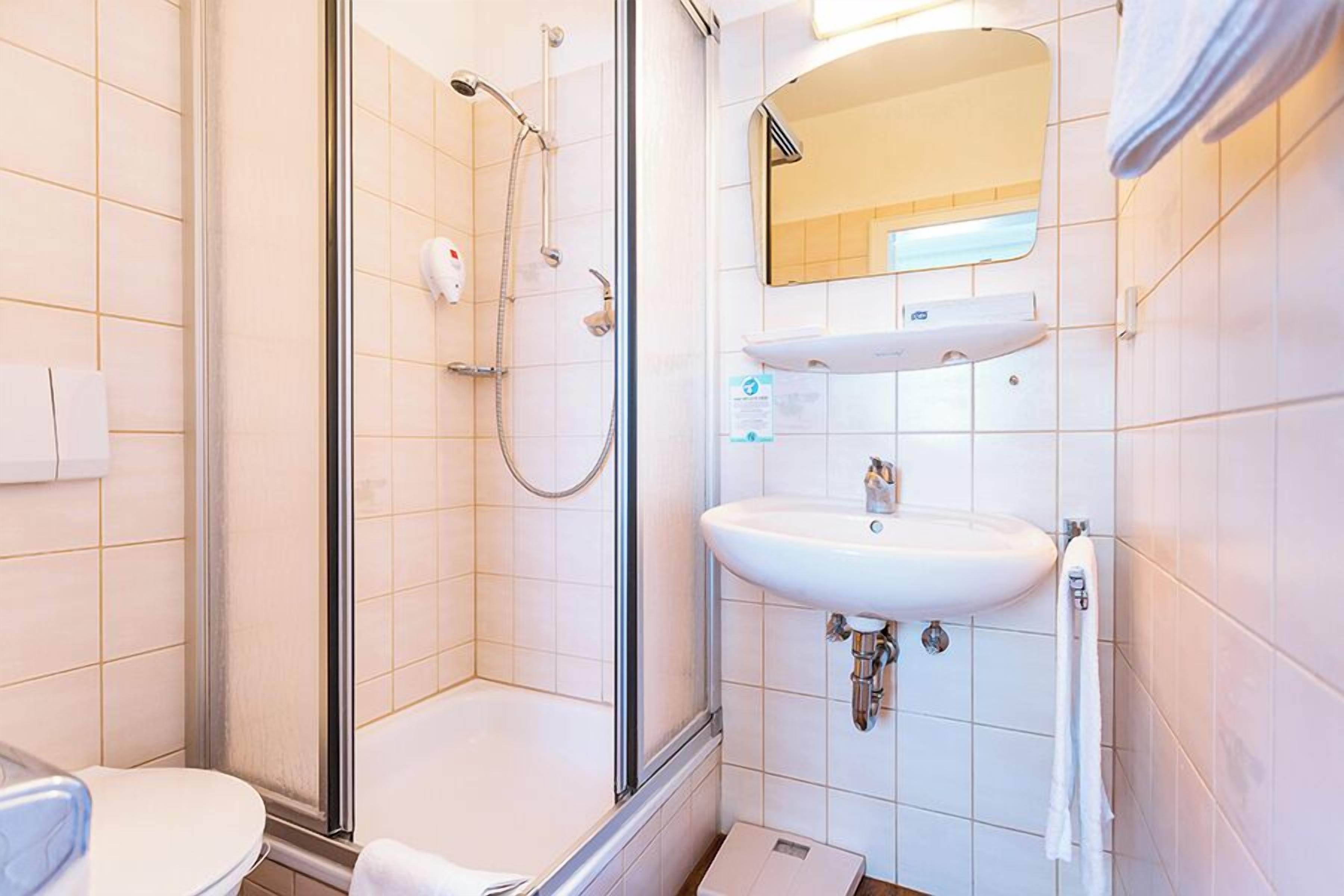 Comfort-Suite, Balkon | Badezimmer | Haartrockner, Handtücher, Shampoo, Toilettenpapier