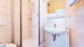Comfort-Suite, Balkon | Badezimmer | Haartrockner, Handtücher, Shampoo, Toilettenpapier