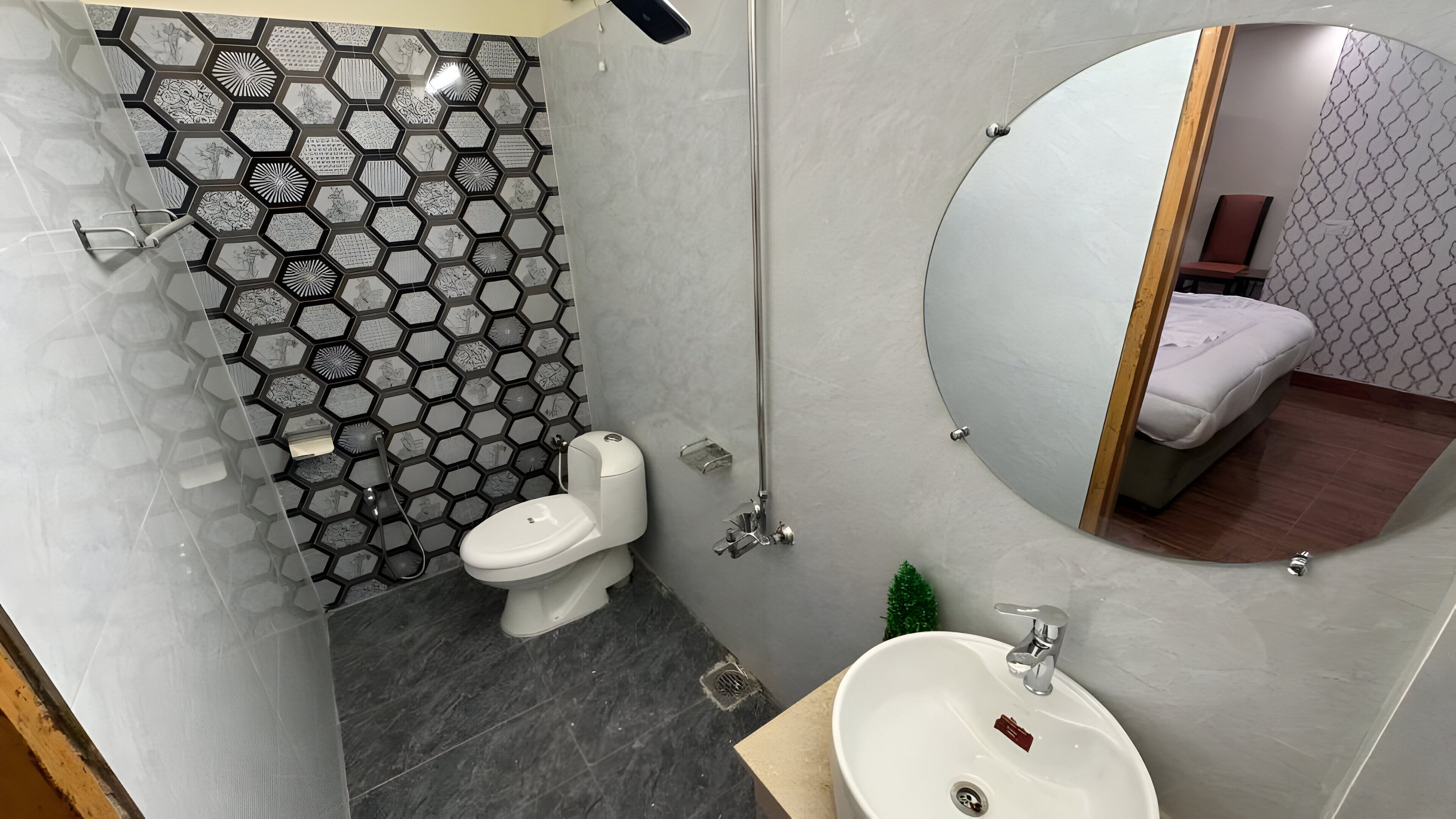 デラックス ダブルルーム | バスルーム | シャ  ワー、タオル、石鹸、トイレットペーパー