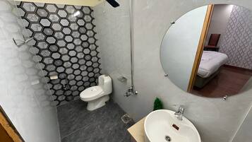 Deluxe Double Room | Bathroom | Shower, towels, soap, toilet paper