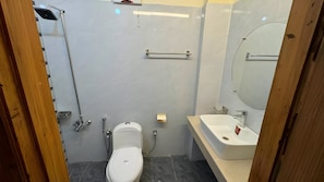 Quarto casal luxo | Banheiro | Chuveiro, toalhas de banho, sabonete, papel higiênico