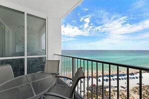 Outdoor dining - Shoreline Towers 1122 managed by Destin Pointe Vacation Rentals (Destin)