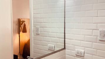 Secador de pelo, toallas, jabón, papel higiénico