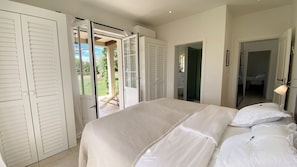 4 habitaciones, tabla de planchar con plancha, cuna de viaje y wifi 