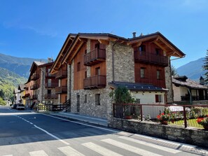 Exterior - Cherry Tree House. Cozy and modern, nestled in the tranquility of the Alps (Morgex)