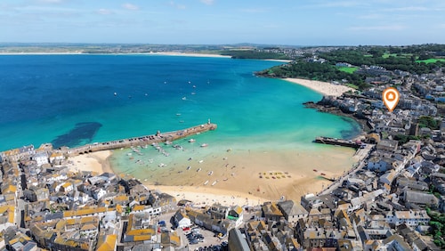 Hidden Gem - Two Bedroom Cottage, Sleeps 4