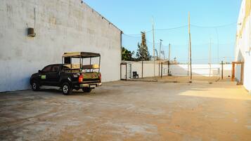 مواقف سيارات مجانية