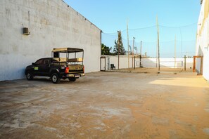 Tempat letak kenderaan sendiri percuma 