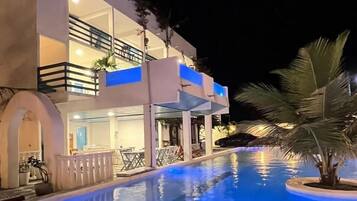 Fachada da propriedade à noite