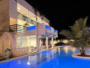 Mặt tiền nơi lưu trú - ban đêm
