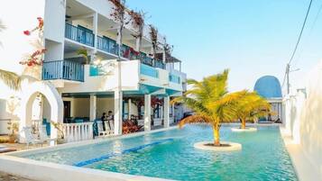 2 piscinas techadas, sillones reclinables de piscina