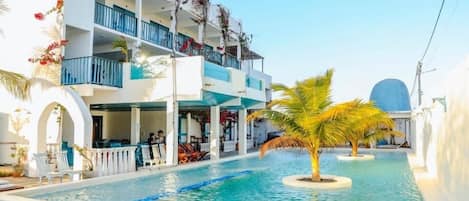 2 piscinas techadas, sillones reclinables de piscina