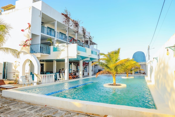 2 piscinas cubiertas, tumbonas