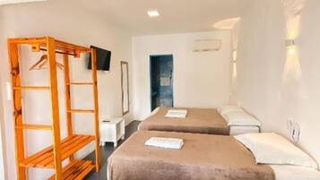 Quarto quádruplo | Frigobar, Wi-Fi de cortesia