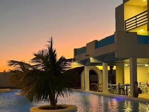 Front of property - evening/night - Pousada La Grécia (Camocim)