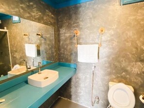Đồ dùng nhà tắm miễn phí, khăn tắm, xà phòng, giấy vệ sinh 