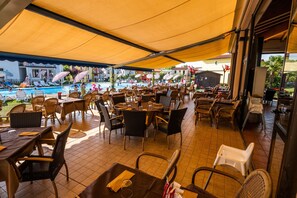 Outdoor dining - Residence Gasparina Village, Castelnuovo del Garda (Castelnuovo del Garda)
