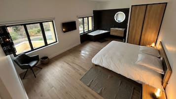 4 bedrooms, desk, bed sheets