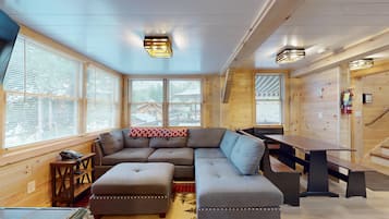 Cottage | Khu phòng khách | Smart TV, đầu đĩa DVD, dịch vụ stream, máy in