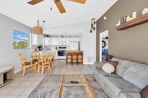 Steps from Beach and Local Hotspots! Stay at Sunny Side Down!