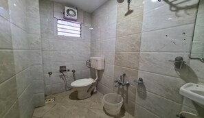 Shower, free toiletries, bathrobes, bidet - Hotel Nandani (Ahmedabad)