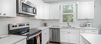 Private Heated Pool, 1 mile to Beach & Downtown BSL, Garage and Parking