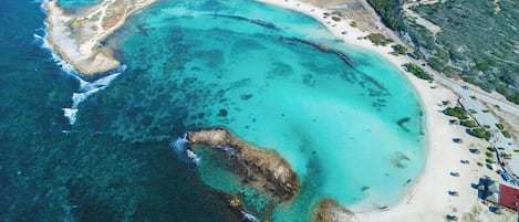 Vlak bij het strand, wit zand, strandlakens, 10 strandbars