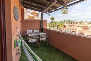 Outdoor dining - Coastal Charm in Motril with Cozy Balcony (Motril)
