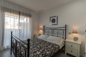 3 bedrooms, WiFi, bed sheets - Coastal Charm in Motril with Cozy Balcony (Motril)