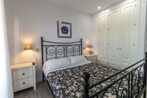 3 bedrooms, WiFi, bed sheets - Coastal Charm in Motril with Cozy Balcony (Motril)