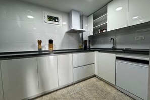 Kylskåp, mikrovågsugn, ugn och spishäll