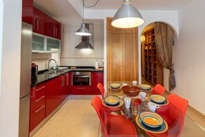 Réfrigérateur, four, plaque de cuisson, cafetière/bouilloire