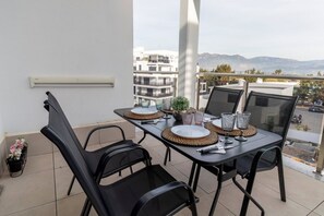 Outdoor dining - Apartment in Aguacate Minutes from Golf (Motril)