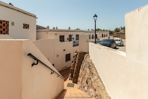 المنطقة المحيطة بالمنشأة