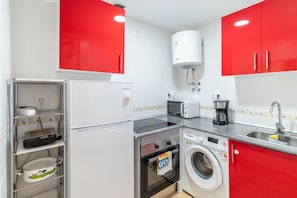 ثلاجة، ميكروويف، فرن، ماكينة لصنع القهوة/الشاي