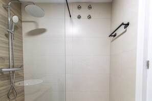 Shower, towels - Modern Apartment Calaverde Seafront (Salobreña)