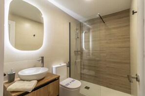 Shower, towels - Modern Apartment Calaverde Seafront (Salobreña)