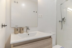 Shower, hair dryer, towels, shampoo