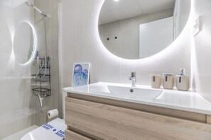 Shower, hair dryer, towels, shampoo