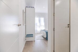 2 makuuhuonetta, työpöytä, silitysrauta/-lauta, vauvan matkasänky