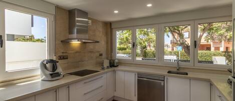 Réfrigérateur, micro-ondes, four, lave-vaisselle