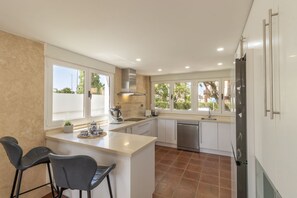 Kühlschrank, Mikrowelle, Ofen, Geschirrspüler