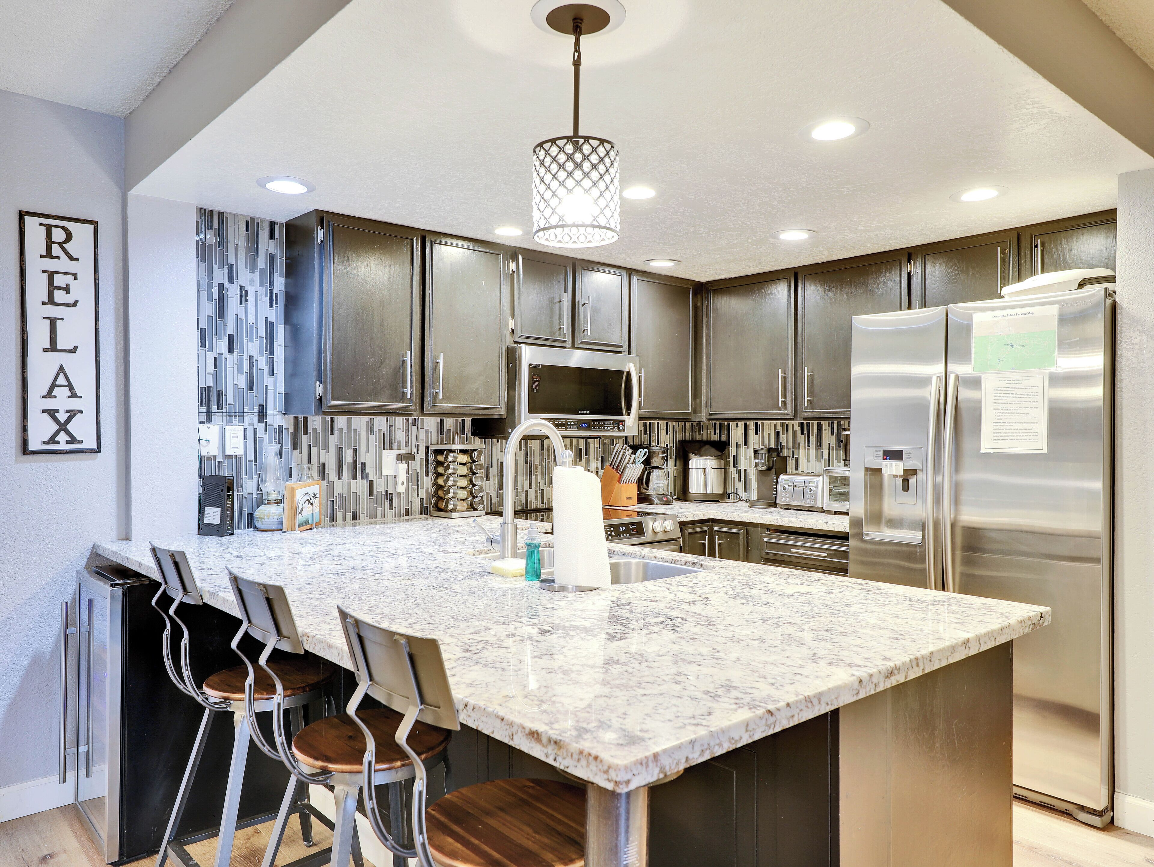 Réfrigérateur, micro-ondes, four, plaque de cuisson