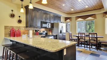 Kylskåp, mikrovågsugn, ugn och spishäll