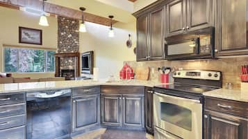 Kylskåp, mikrovågsugn, ugn och spishäll