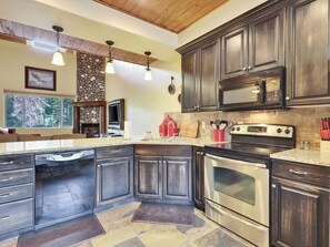 Frigorifero, microonde, forno, piano cottura